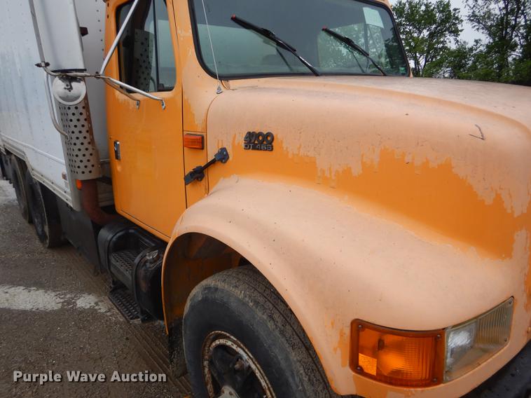 image for item DE8424 1995 International 4900 box truck