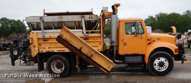 image for item DE8425 2002 International 4900 dump truck