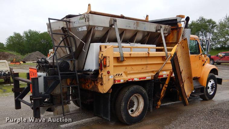 image for item DE8425 2002 International 4900 dump truck