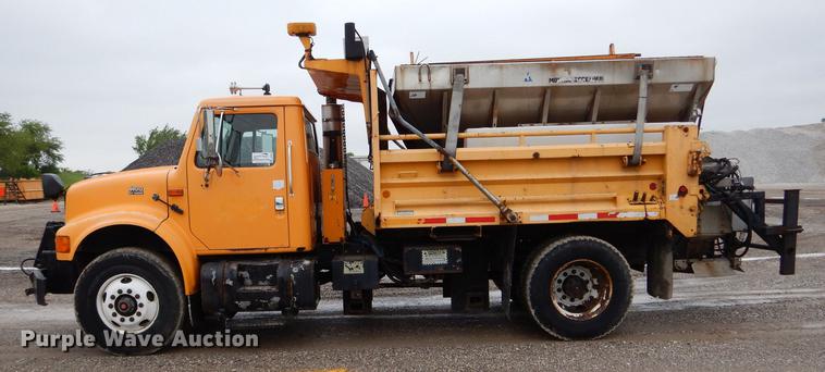 image for item DE8425 2002 International 4900 dump truck