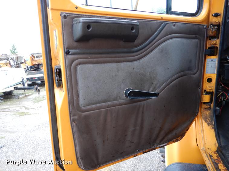 image for item DE8425 2002 International 4900 dump truck