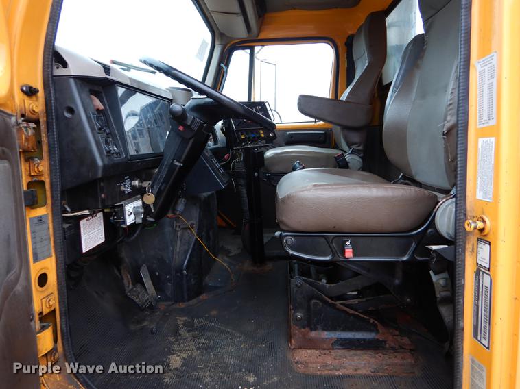 image for item DE8425 2002 International 4900 dump truck