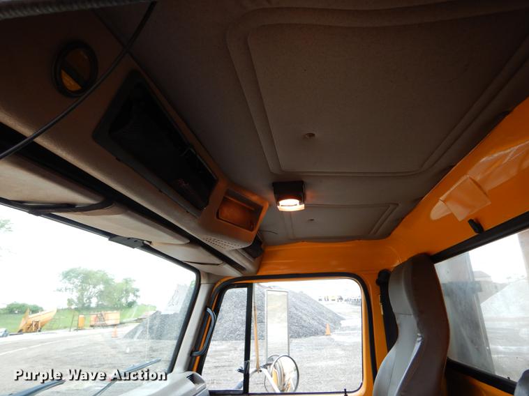 image for item DE8425 2002 International 4900 dump truck