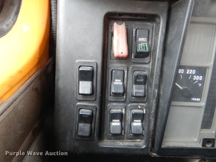 image for item DE8425 2002 International 4900 dump truck