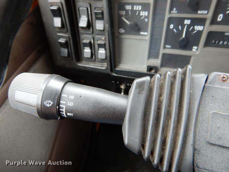 image for item DE8425 2002 International 4900 dump truck