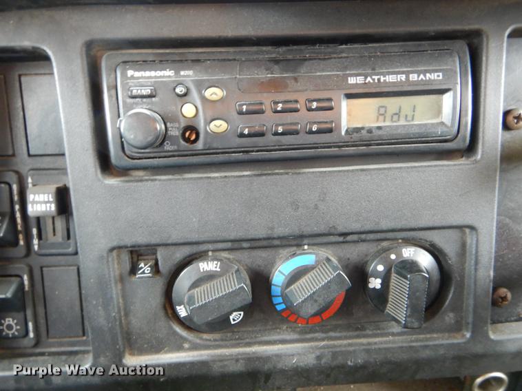 image for item DE8425 2002 International 4900 dump truck