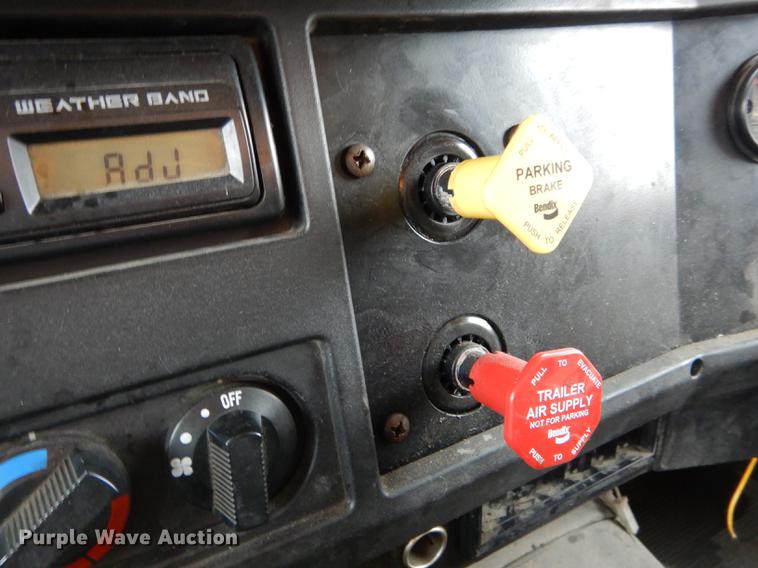 image for item DE8425 2002 International 4900 dump truck