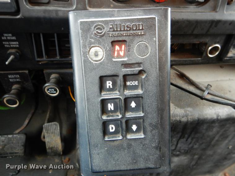 image for item DE8425 2002 International 4900 dump truck