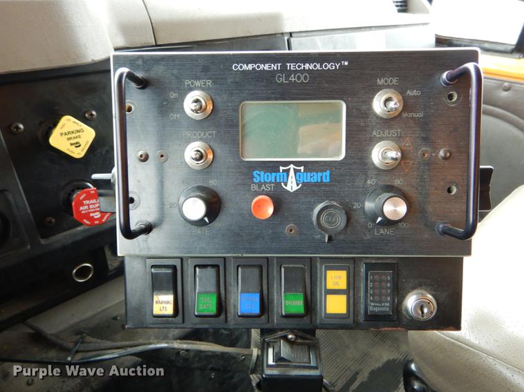 image for item DE8425 2002 International 4900 dump truck