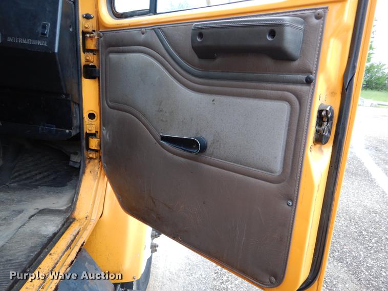 image for item DE8425 2002 International 4900 dump truck