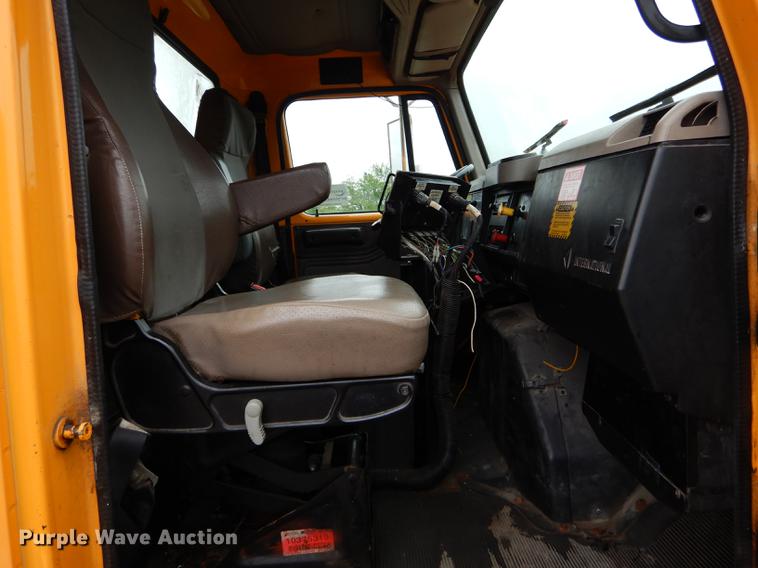 image for item DE8425 2002 International 4900 dump truck