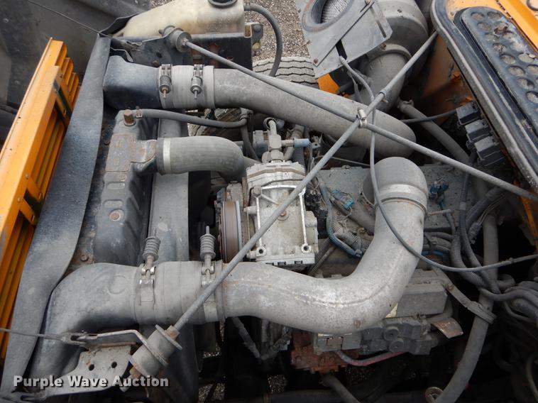 image for item DE8425 2002 International 4900 dump truck