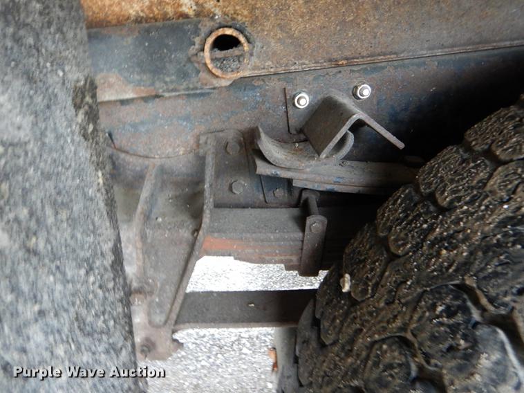 image for item DE8425 2002 International 4900 dump truck