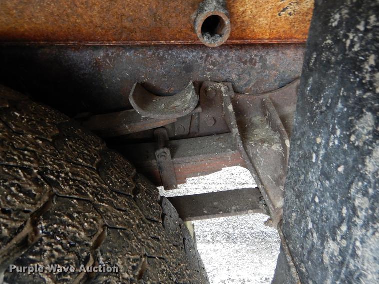 image for item DE8425 2002 International 4900 dump truck