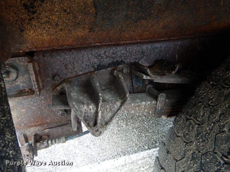 image for item DE8425 2002 International 4900 dump truck