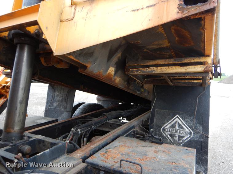 image for item DE8425 2002 International 4900 dump truck