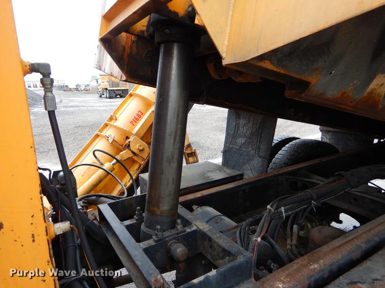 image for item DE8425 2002 International 4900 dump truck