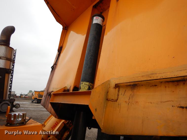 image for item DE8425 2002 International 4900 dump truck