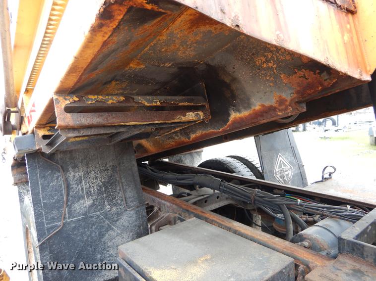 image for item DE8425 2002 International 4900 dump truck