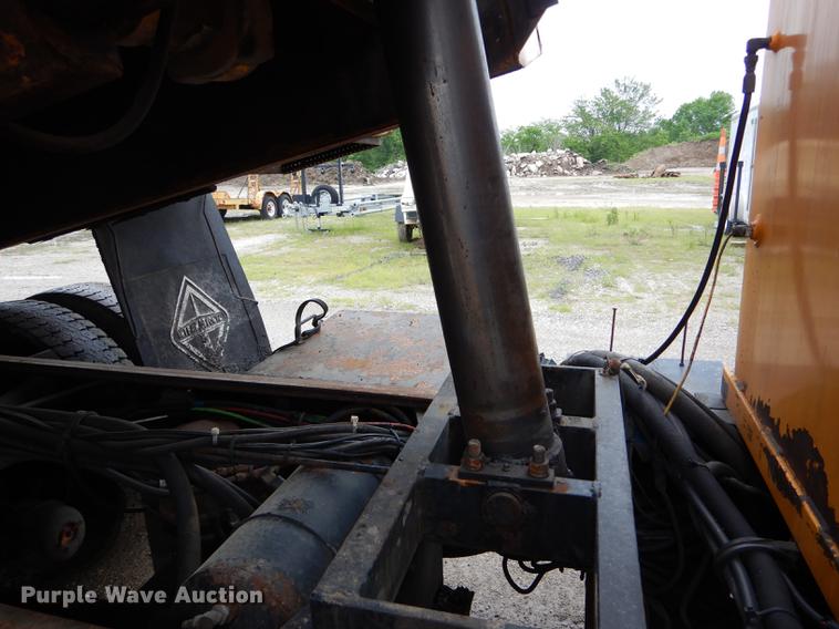 image for item DE8425 2002 International 4900 dump truck