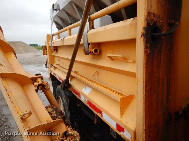 image for item DE8425 2002 International 4900 dump truck