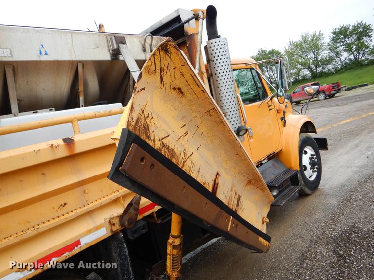 image for item DE8425 2002 International 4900 dump truck