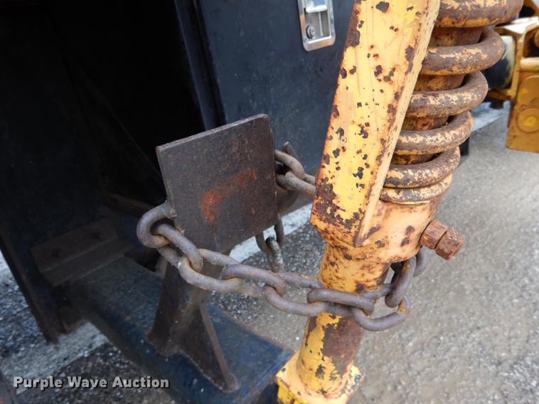 image for item DE8425 2002 International 4900 dump truck