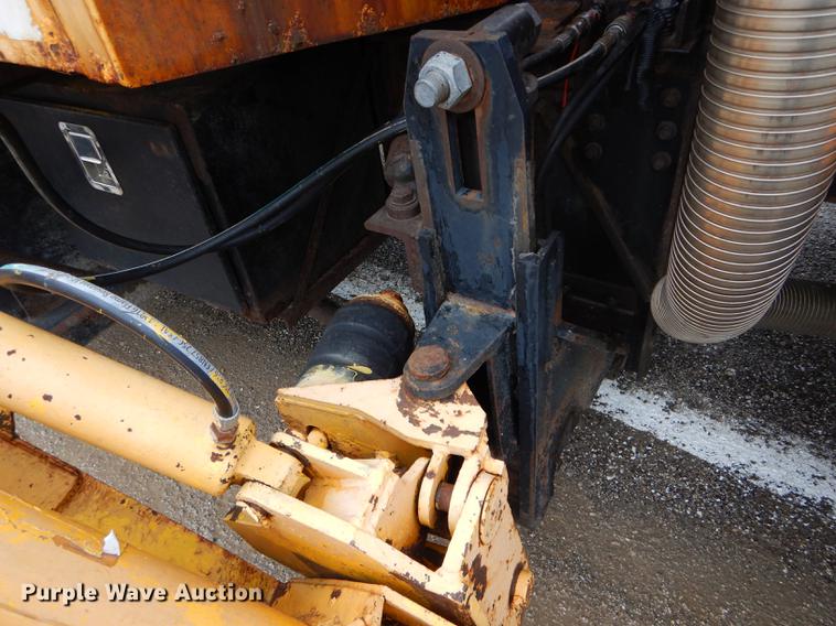 image for item DE8425 2002 International 4900 dump truck