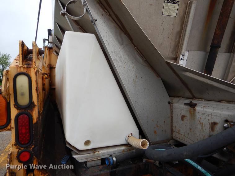 image for item DE8425 2002 International 4900 dump truck