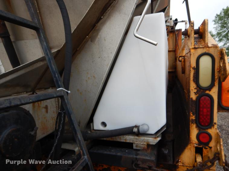 image for item DE8425 2002 International 4900 dump truck