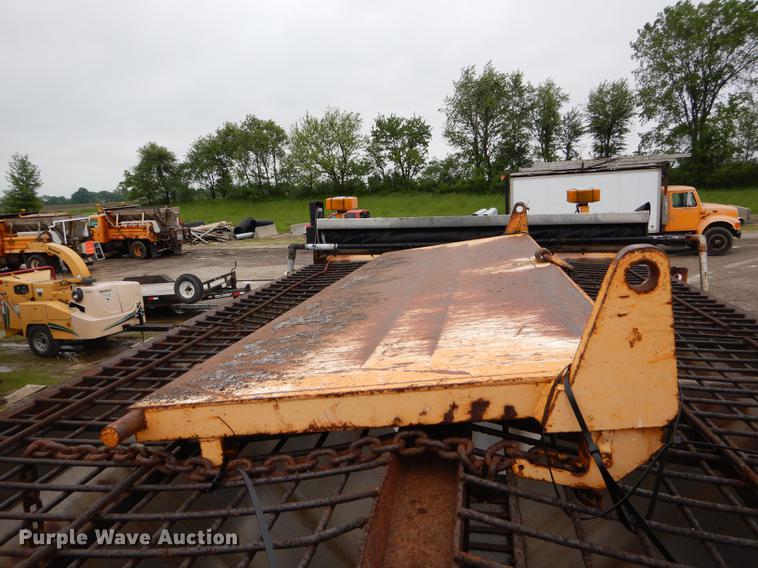 image for item DE8425 2002 International 4900 dump truck