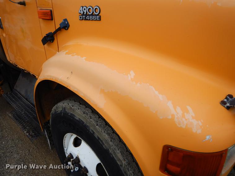 image for item DE8425 2002 International 4900 dump truck