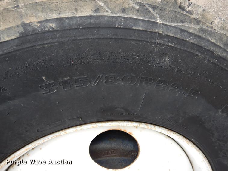 image for item DE8425 2002 International 4900 dump truck