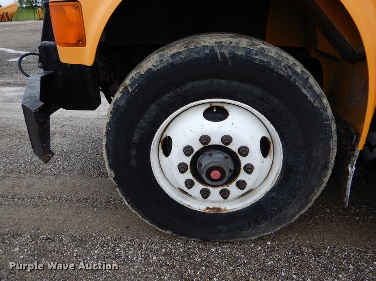 image for item DE8425 2002 International 4900 dump truck