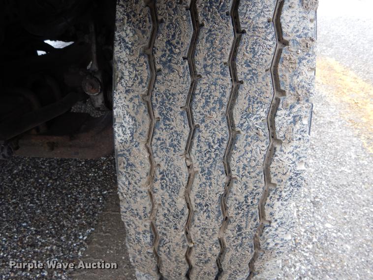 image for item DE8425 2002 International 4900 dump truck