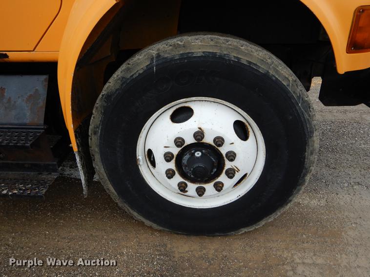 image for item DE8425 2002 International 4900 dump truck