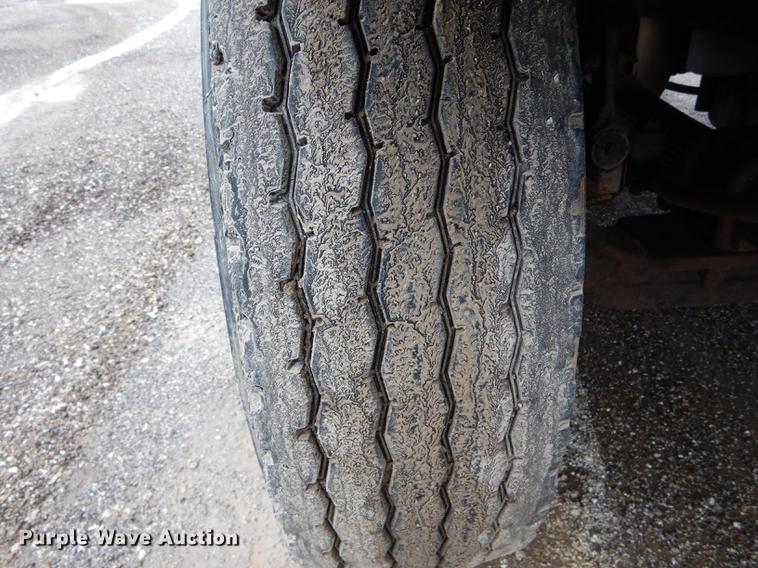 image for item DE8425 2002 International 4900 dump truck