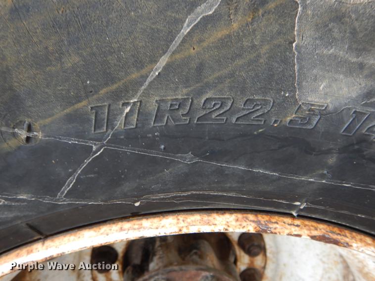 image for item DE8425 2002 International 4900 dump truck