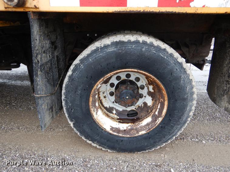 image for item DE8425 2002 International 4900 dump truck