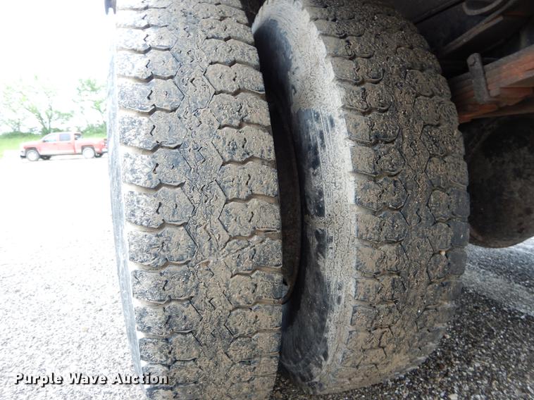 image for item DE8425 2002 International 4900 dump truck