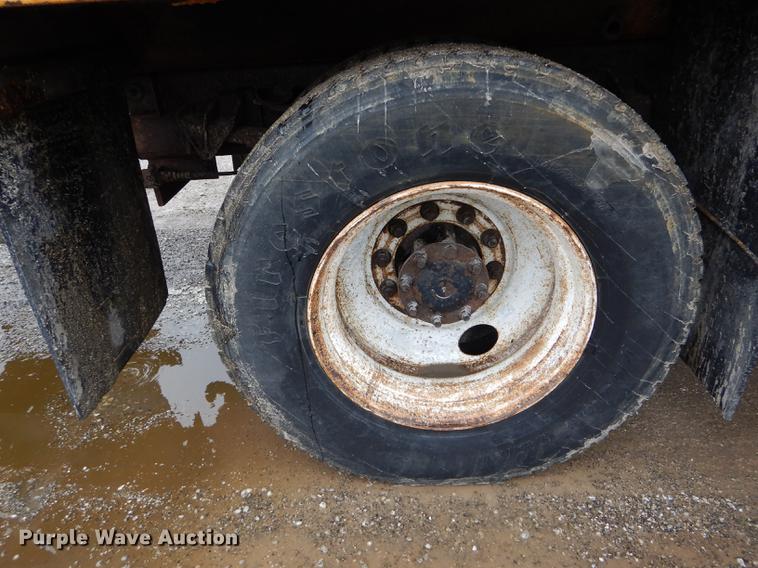 image for item DE8425 2002 International 4900 dump truck