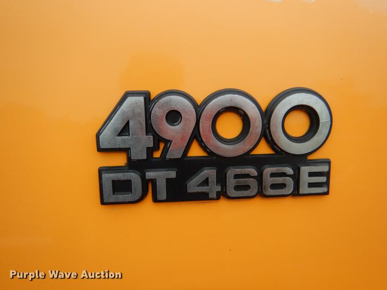 image for item DE8425 2002 International 4900 dump truck