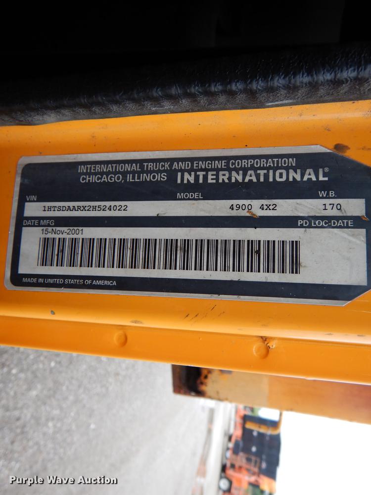 image for item DE8425 2002 International 4900 dump truck