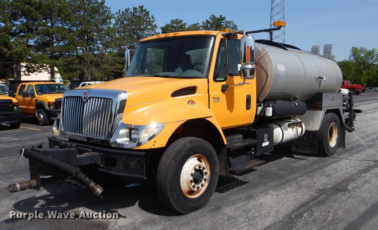 image for item DE8426 2007 International 7300 oil distribution truck