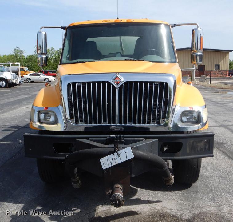 image for item DE8426 2007 International 7300 oil distribution truck