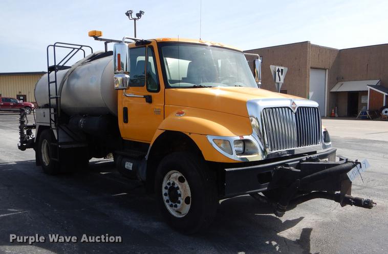 image for item DE8426 2007 International 7300 oil distribution truck