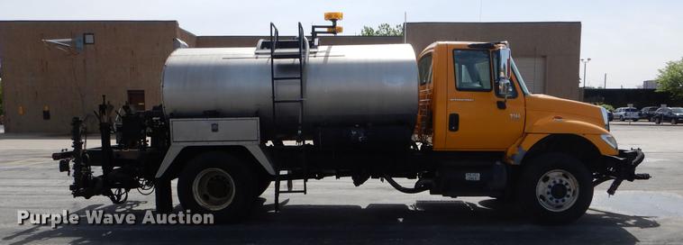 image for item DE8426 2007 International 7300 oil distribution truck