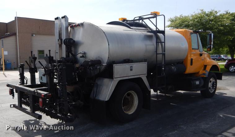 image for item DE8426 2007 International 7300 oil distribution truck