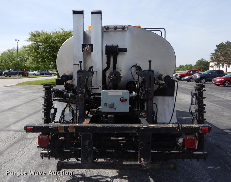 image for item DE8426 2007 International 7300 oil distribution truck