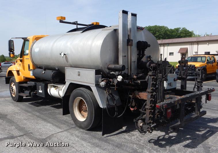 image for item DE8426 2007 International 7300 oil distribution truck